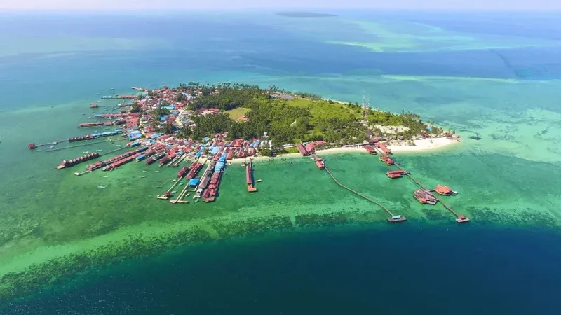 tur derawan trip tour